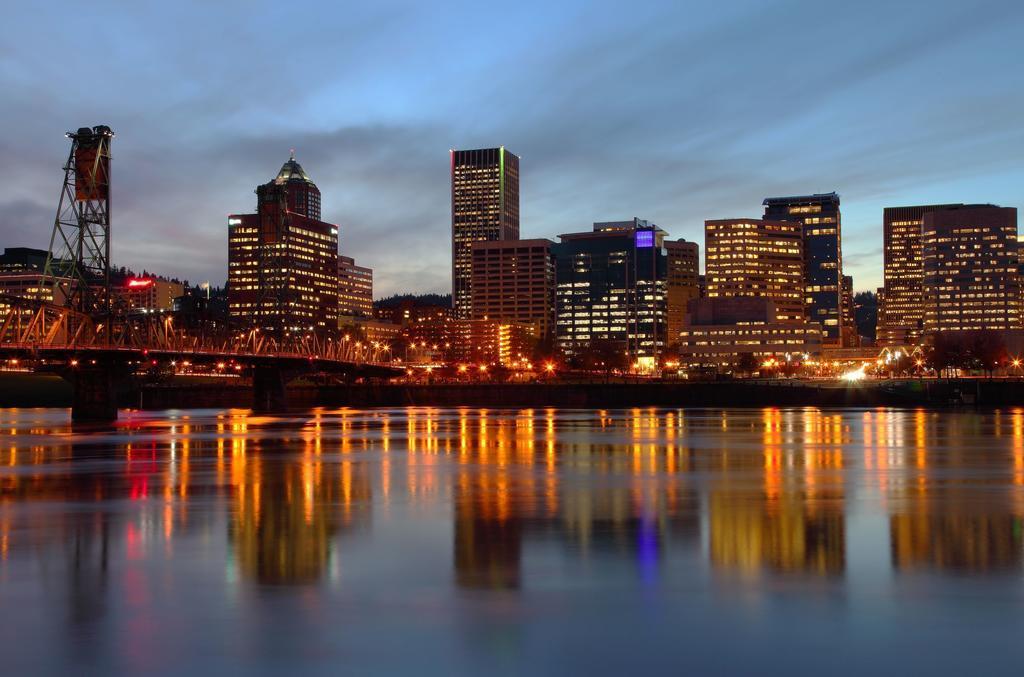 Отель Super 8 By Wyndham Portland Airport Экстерьер фото