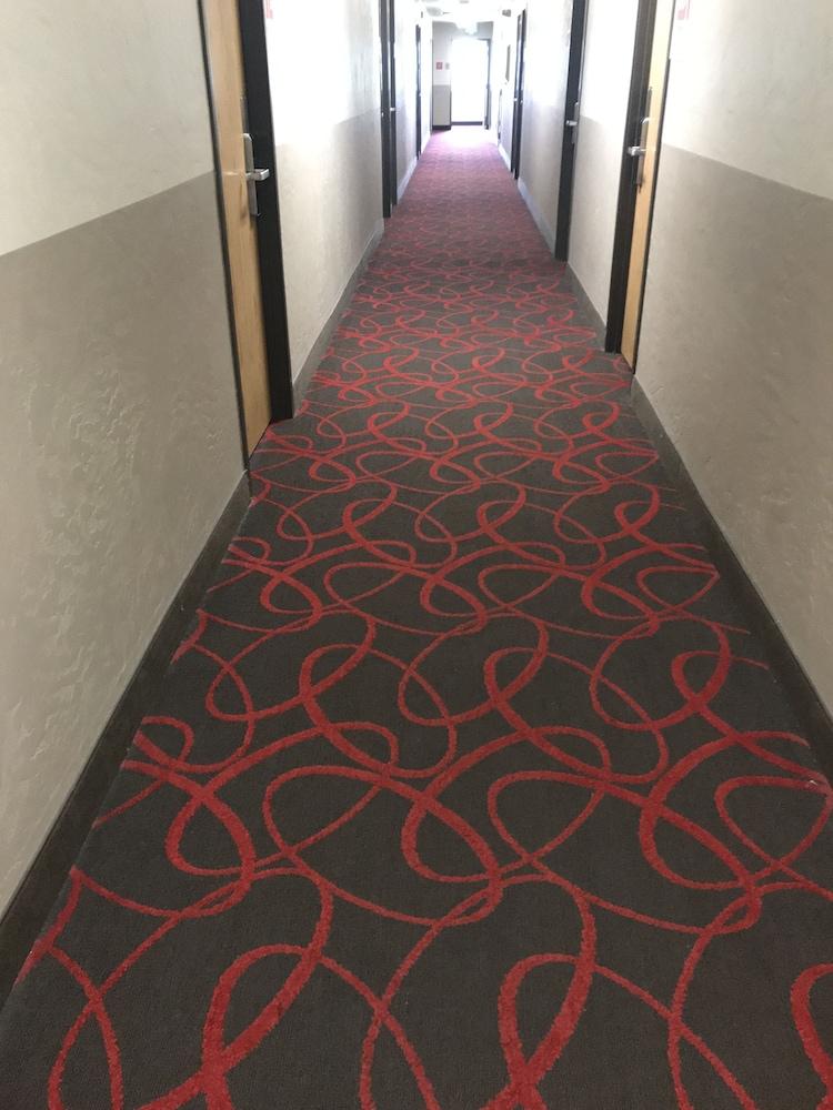 Отель Super 8 By Wyndham Portland Airport Экстерьер фото