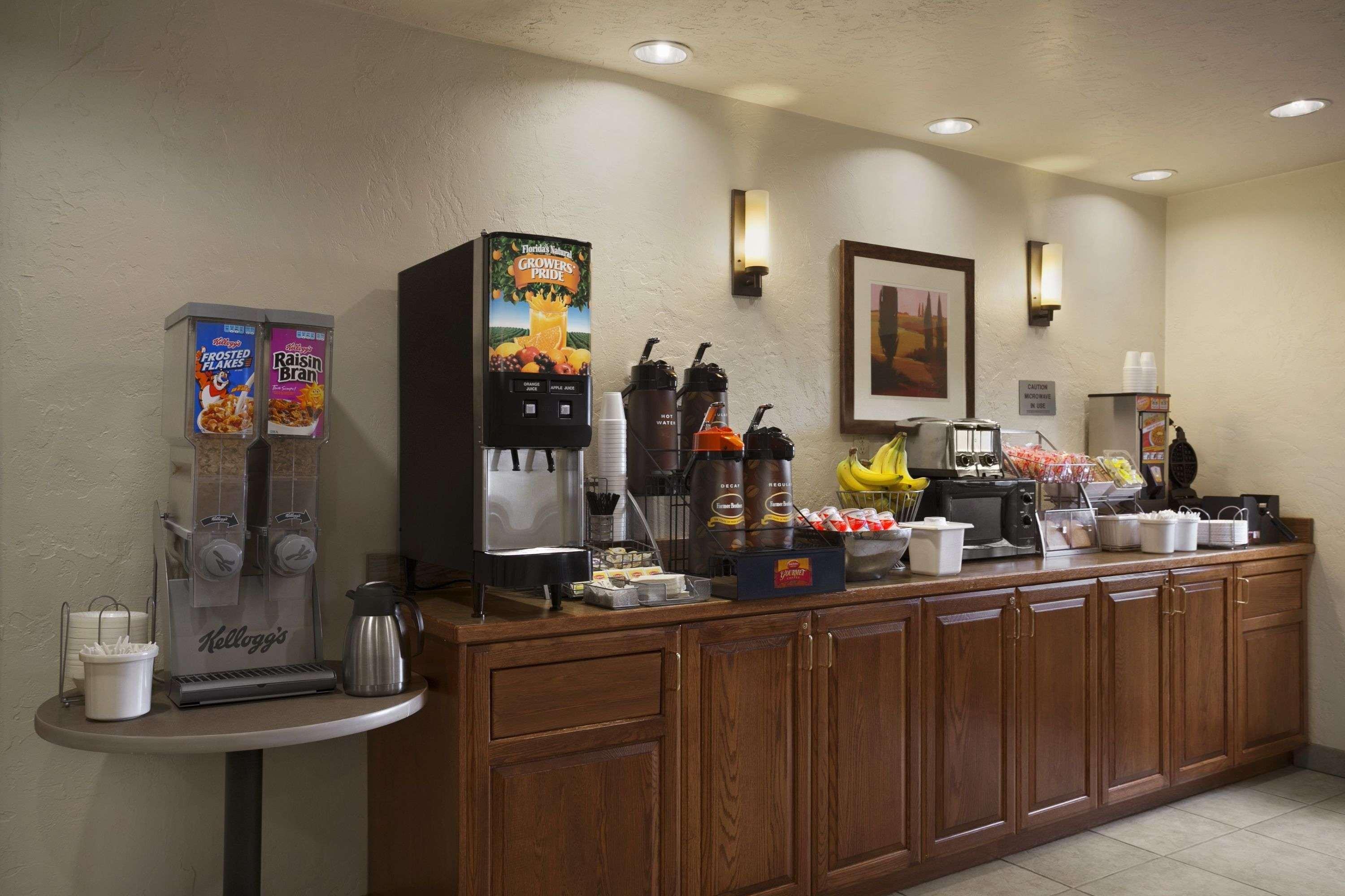 Отель Super 8 By Wyndham Portland Airport Экстерьер фото