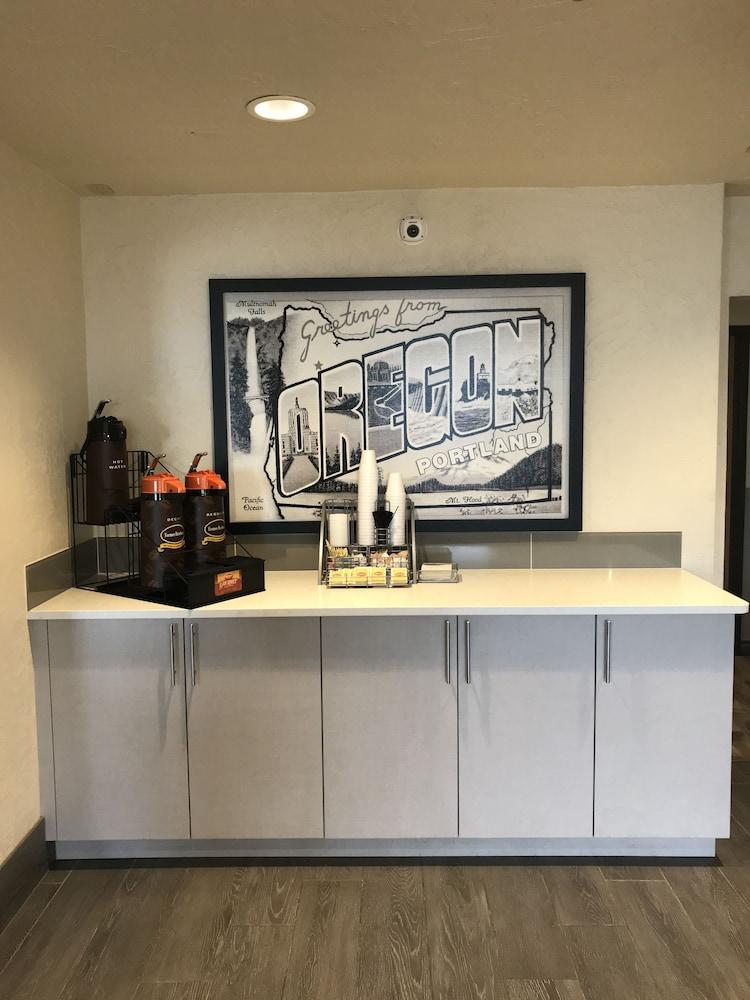 Отель Super 8 By Wyndham Portland Airport Экстерьер фото