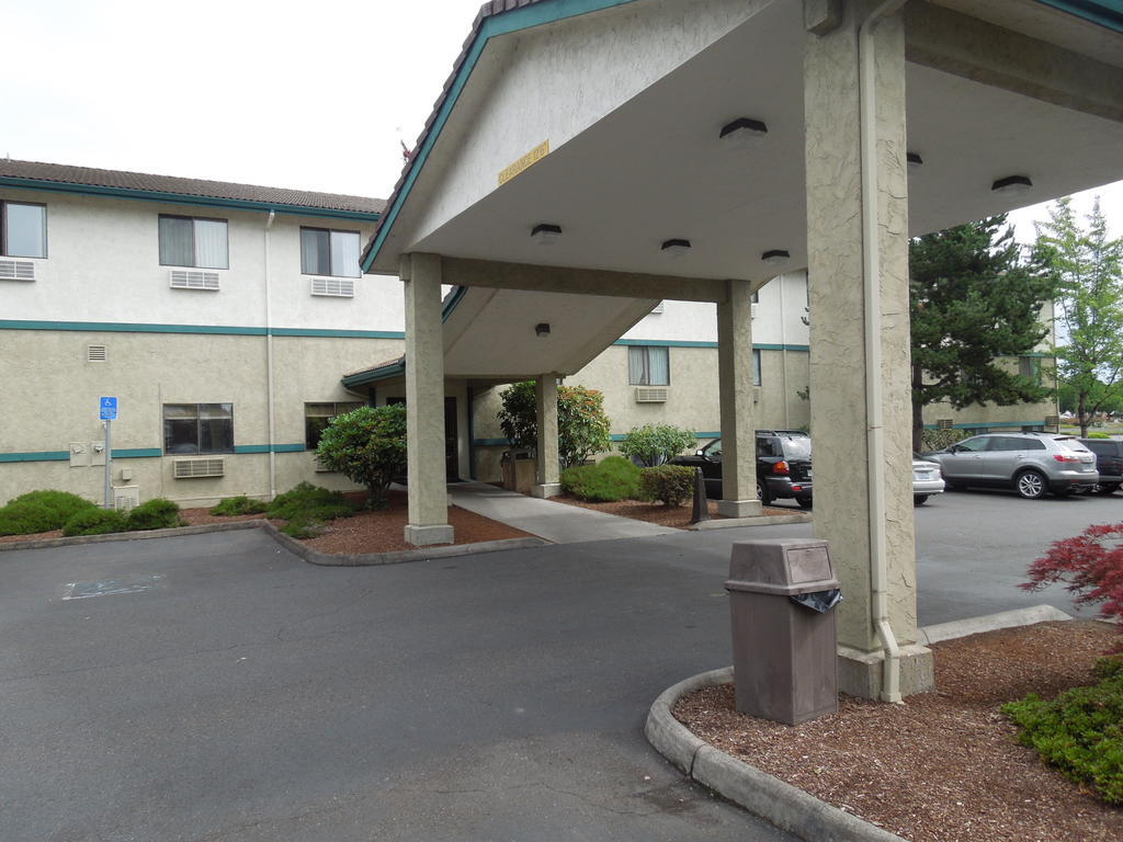 Отель Super 8 By Wyndham Portland Airport Экстерьер фото