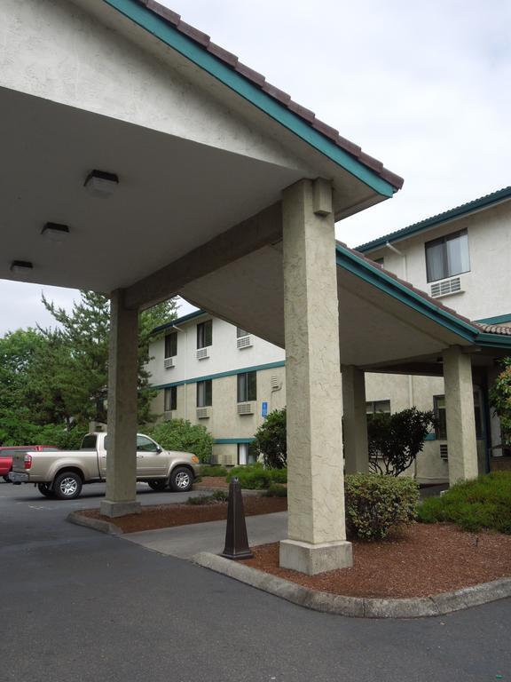 Отель Super 8 By Wyndham Portland Airport Экстерьер фото
