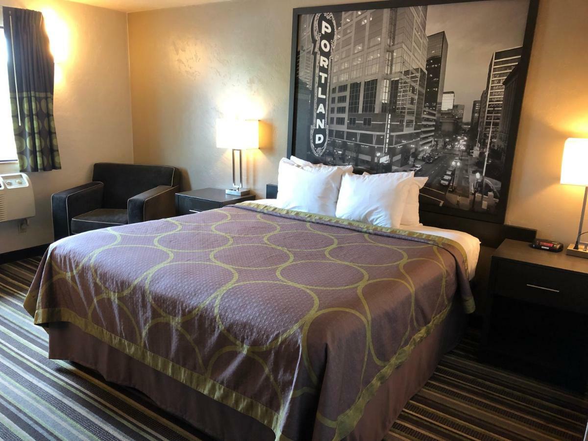Отель Super 8 By Wyndham Portland Airport Экстерьер фото