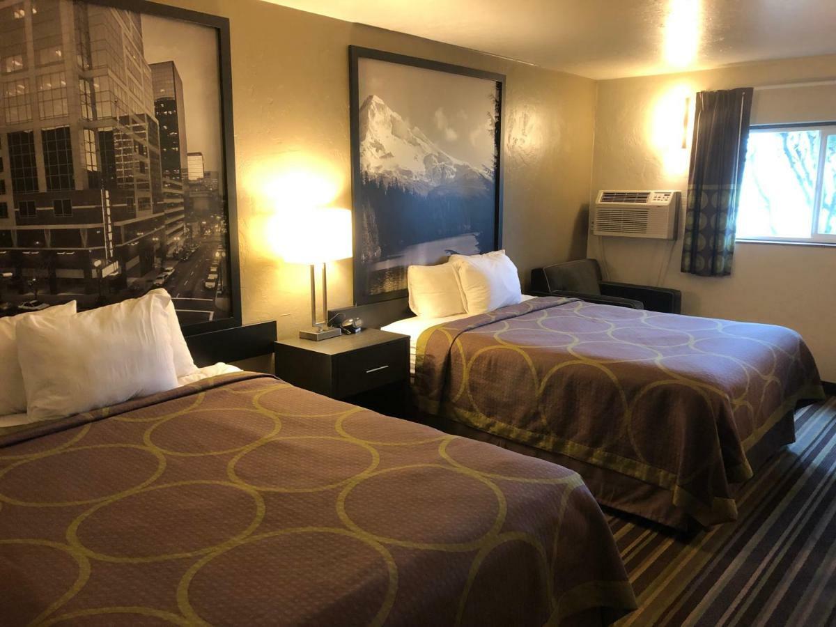 Отель Super 8 By Wyndham Portland Airport Экстерьер фото