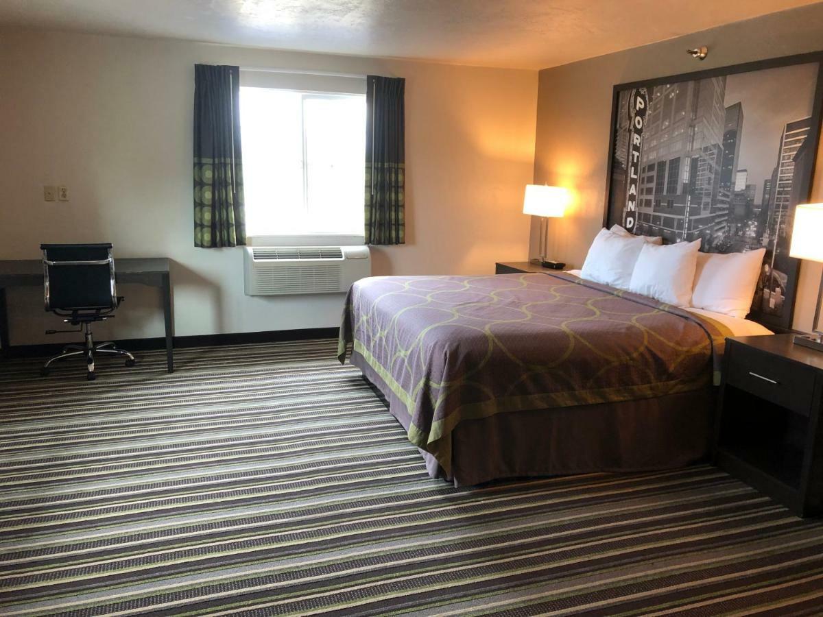 Отель Super 8 By Wyndham Portland Airport Экстерьер фото
