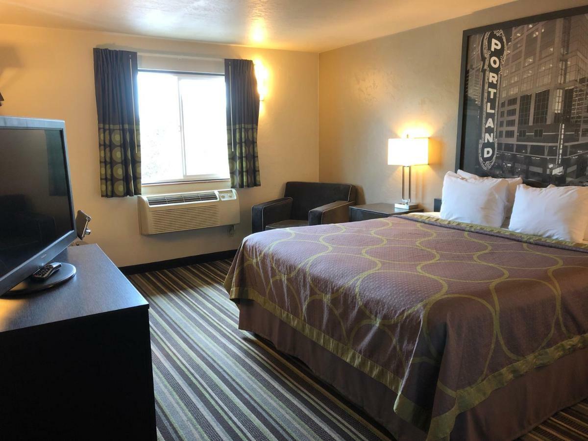Отель Super 8 By Wyndham Portland Airport Экстерьер фото